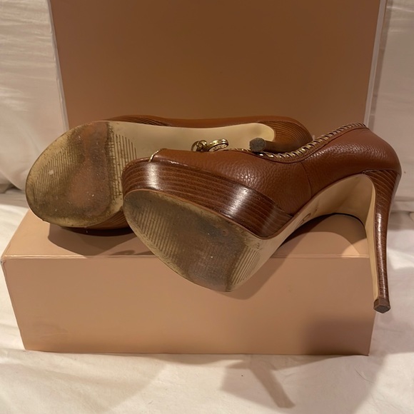 Michael Kors Bennett Peep Toe Platform Pump - Picture 4 of 9